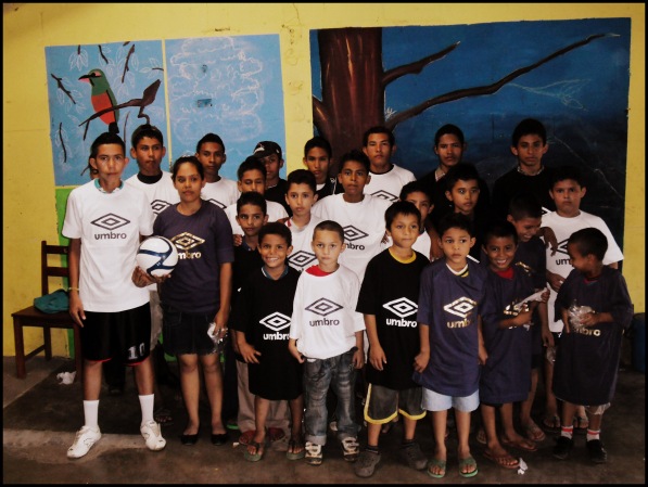Barrilete children with t-shirts donated by Futbol de la Vida
